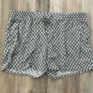 Women’s Old Navy Black & White Print XL Rayon short excellent condition pockets